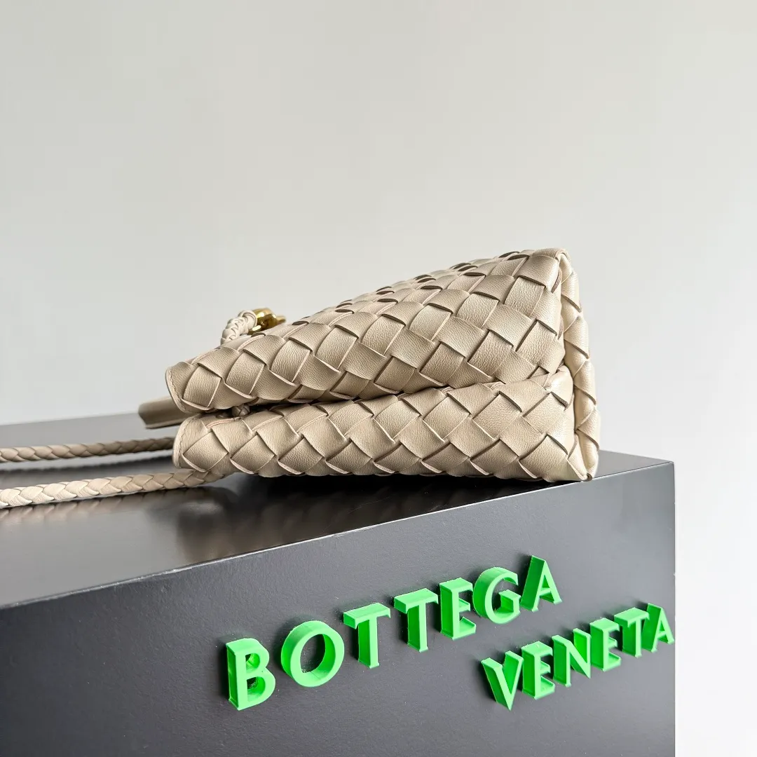 The 2023 new Andiamo batch of 1860 BV has been shipped‼ ️Really popular🔥The new Andiamo woven handbag launched by Bottega Veneta this season is really popular all over the world! ! Celebrities at home and abroad have worn it, and Oscar-winning actress Michelle Yeoh has taken it out on the street. Song Jia, Trai Yara, Yu Feihong, Sanji Ayaka, Rosie Hunting-Whiteley, Yoshioka Riho, etc. have all picked up this bag. It is classic and versatile, showing off its temperament, and the bag capacity is also large, which is very convenient for daily commuting! ! A variety of carrying methods, the shoulder straps can be adjusted by yourself, the original lambskin feels soft and delicate, and the unisex style breaks gender boundaries and brings a more practical and longer-lasting use experience. Andiamo, which has both elegant and casual styles, perfectly interprets the true appearance of "fashionable old money style". Style number: 743568 Size: 25*22*10.5cm